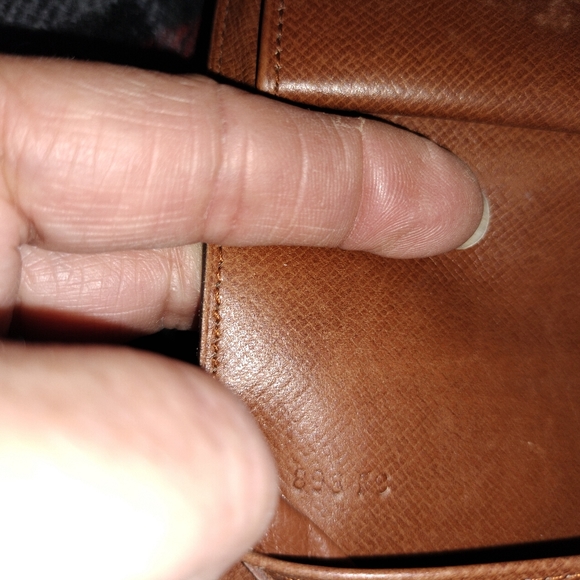 Luis Vuitton Sarah Wallet - Picture 10 of 10